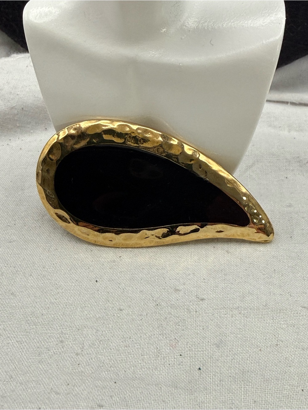 Large 60s Vintage Brooch Paisley Teardrop Black Enamel Hammered Gold Tone Runway